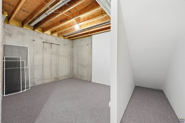 5021 NW Sterling Chase DR, Topeka, KS 66618