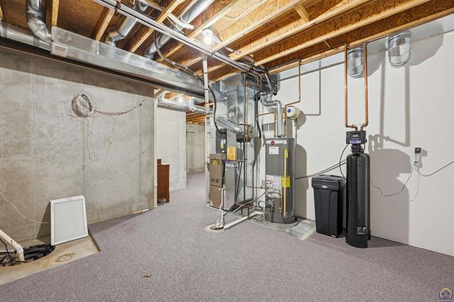 5021 NW Sterling Chase DR, Topeka, KS 66618