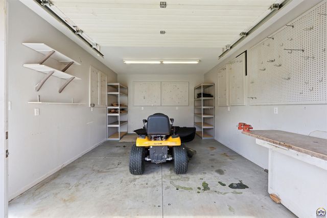 5021 NW Sterling Chase DR, Topeka, KS 66618