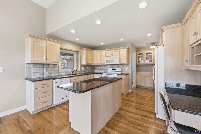 5021 NW Sterling Chase DR, Topeka, KS 66618