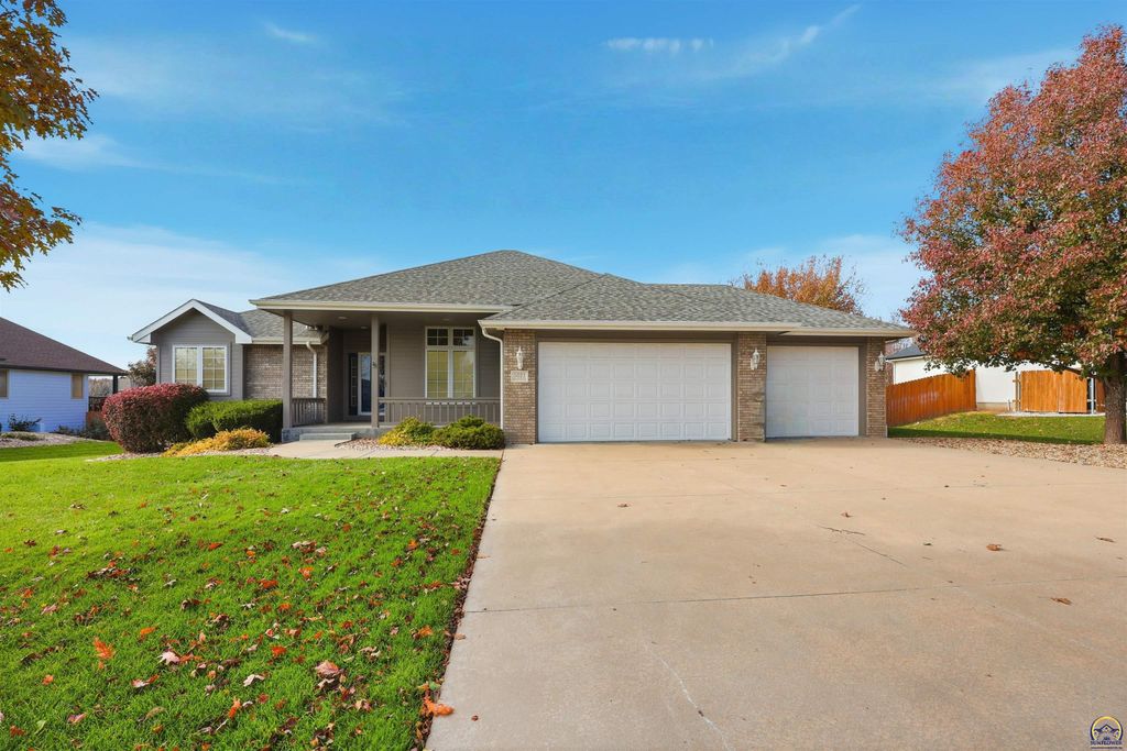 5021 NW Sterling Chase DR, Topeka, KS 66618