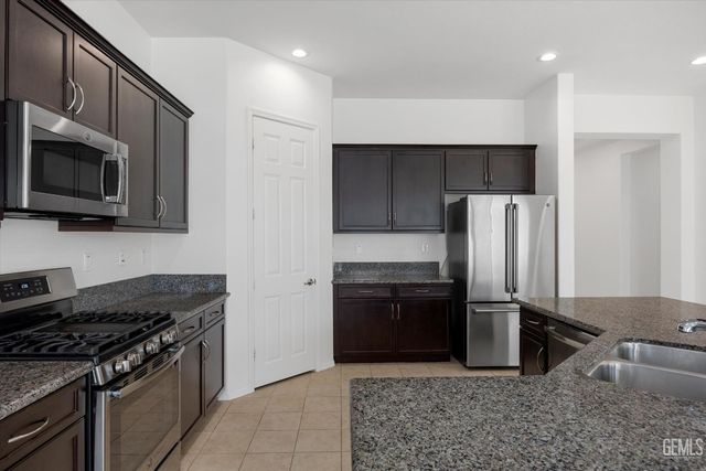 9702 Petersburg Place, Bakersfield, CA 93306