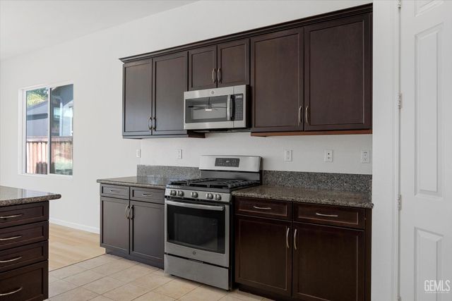 9702 Petersburg Place, Bakersfield, CA 93306