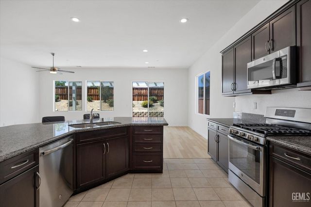 9702 Petersburg Place, Bakersfield, CA 93306