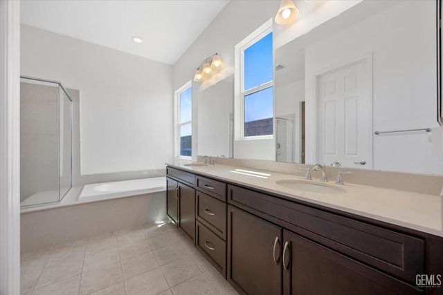 9702 Petersburg Place, Bakersfield, CA 93306