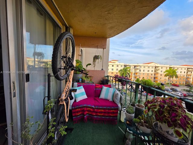 9360 Fontainebleau Blvd 503, Miami, FL 33172