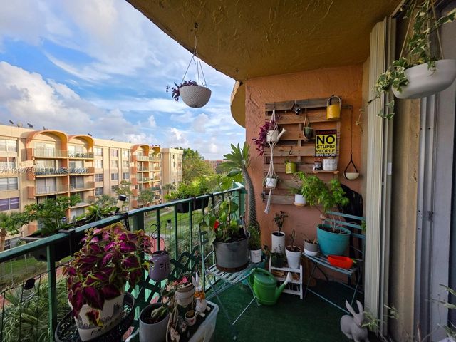 9360 Fontainebleau Blvd 503, Miami, FL 33172