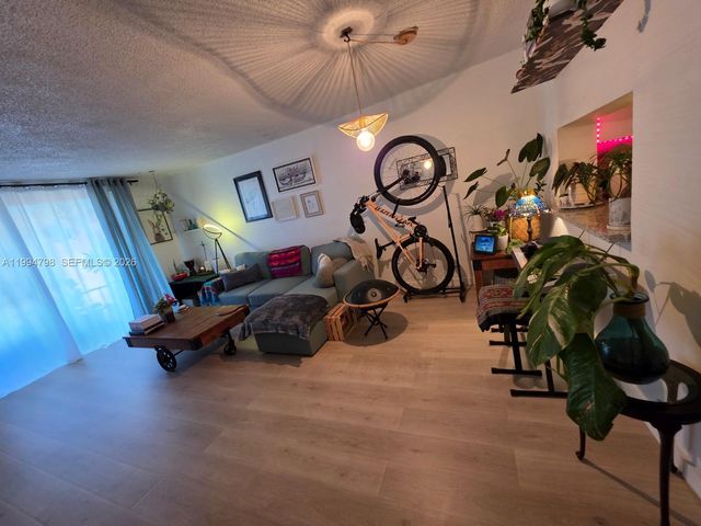 9360 Fontainebleau Blvd 503, Miami, FL 33172