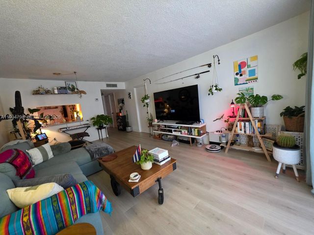 9360 Fontainebleau Blvd 503, Miami, FL 33172