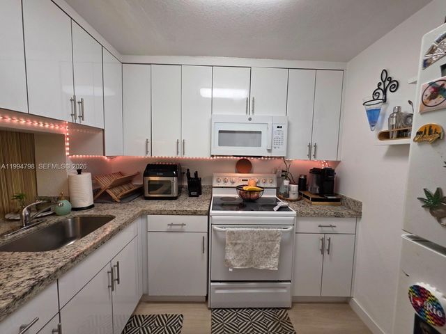 9360 Fontainebleau Blvd 503, Miami, FL 33172