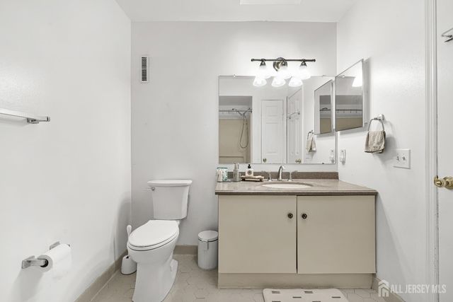 5 Hawthorn Drive, Edison, NJ 08820