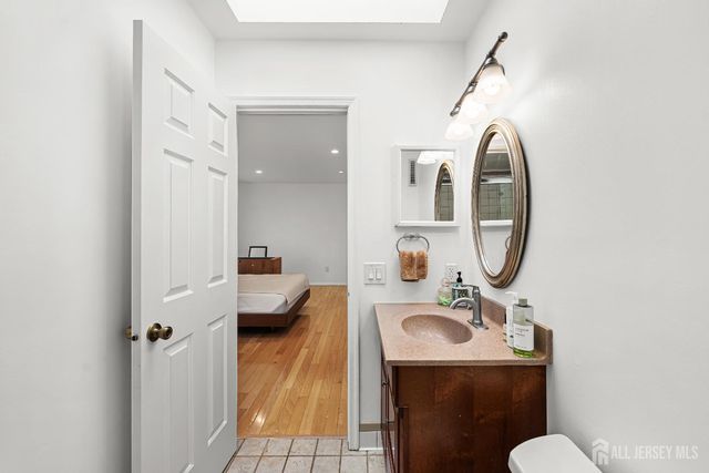 5 Hawthorn Drive, Edison, NJ 08820