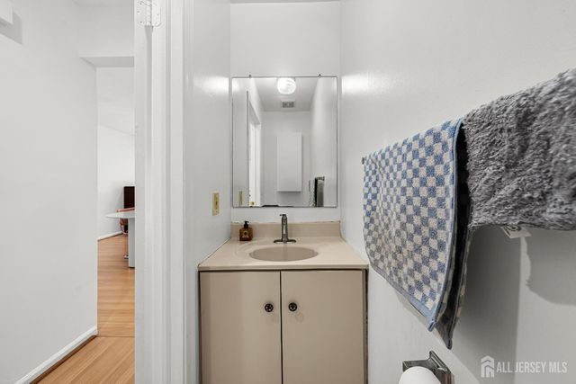 5 Hawthorn Drive, Edison, NJ 08820