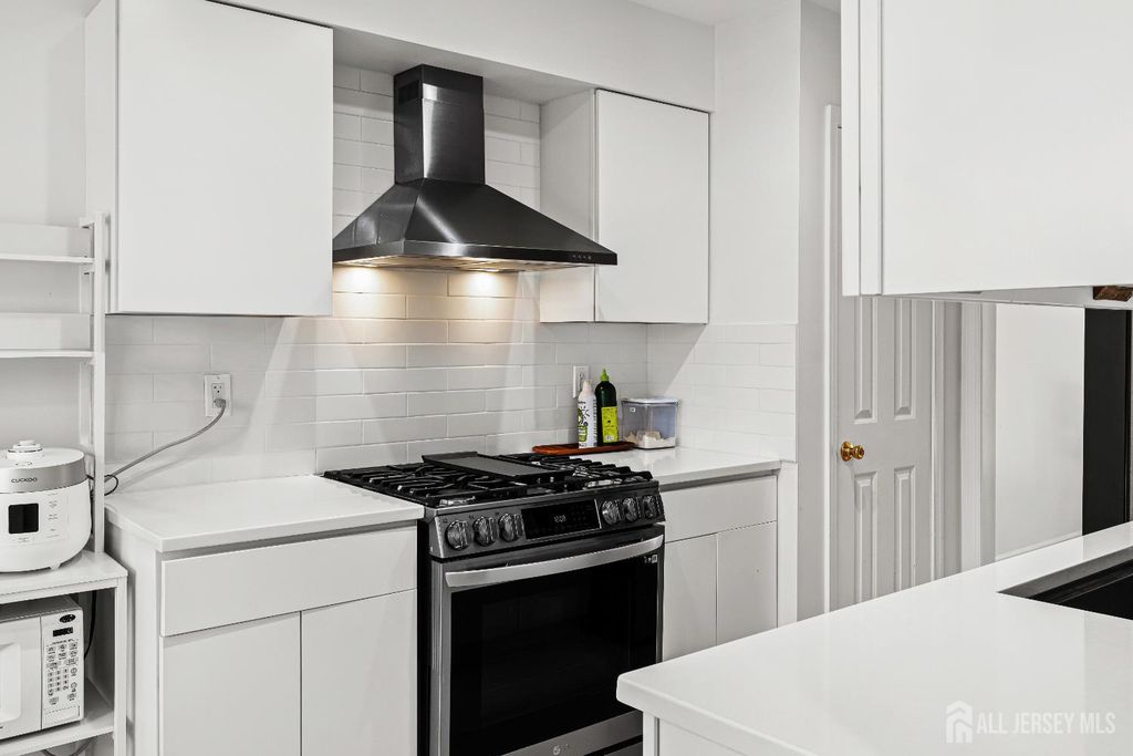 5 Hawthorn Drive, Edison, NJ 08820