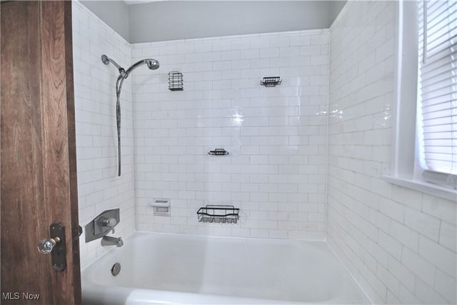 30 Pinehurst Avenue, Youngstown, OH 44512