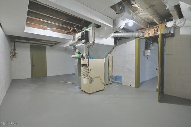 30 Pinehurst Avenue, Youngstown, OH 44512