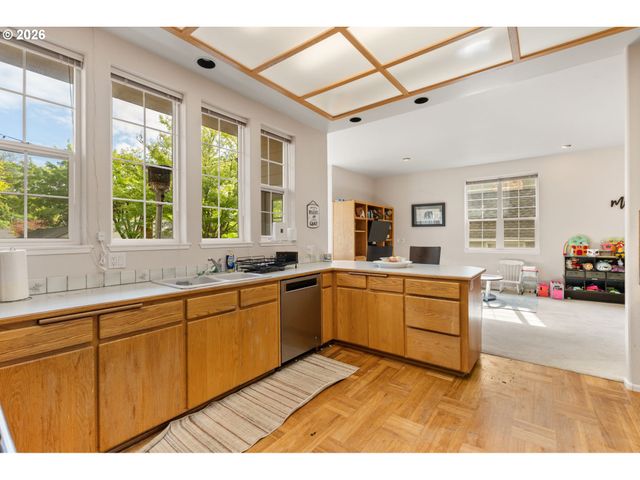 367 SPYGLASS Dr, Eugene, OR 97401