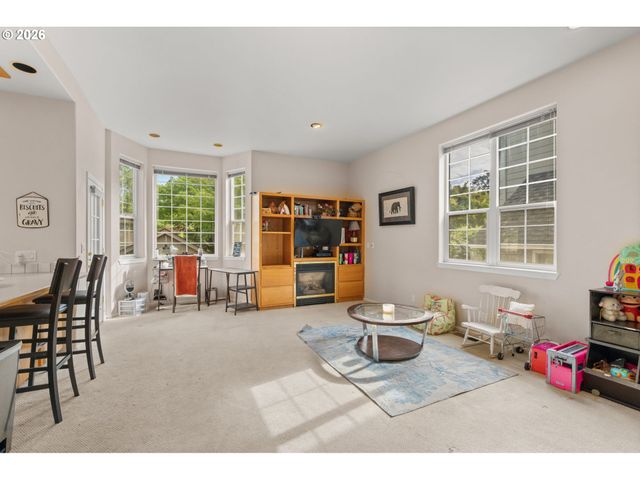 367 SPYGLASS Dr, Eugene, OR 97401