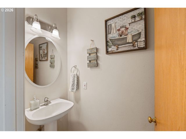 367 SPYGLASS Dr, Eugene, OR 97401