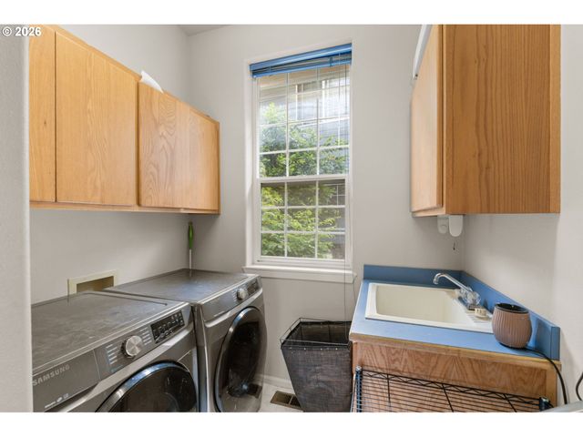 367 SPYGLASS Dr, Eugene, OR 97401