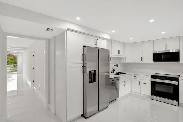 3505 Oaks Way 204, Pompano Beach, FL 33069