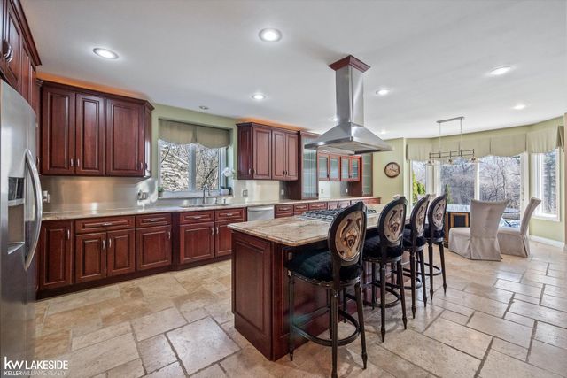 6120 Evanswood Street, Troy, MI 48085