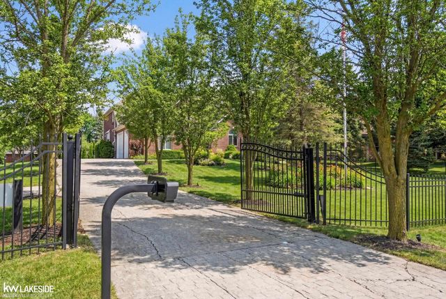 6120 Evanswood Street, Troy, MI 48085