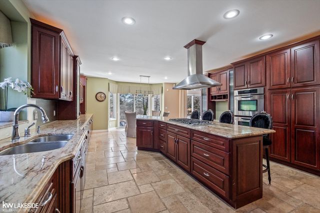 6120 Evanswood Street, Troy, MI 48085