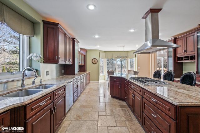 6120 Evanswood Street, Troy, MI 48085