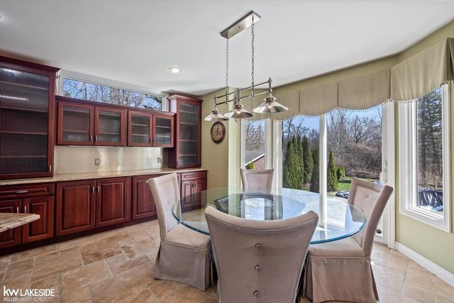 6120 Evanswood Street, Troy, MI 48085