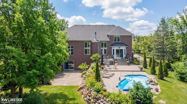 6120 Evanswood Street, Troy, MI 48085