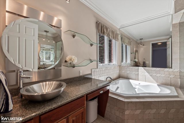 6120 Evanswood Street, Troy, MI 48085