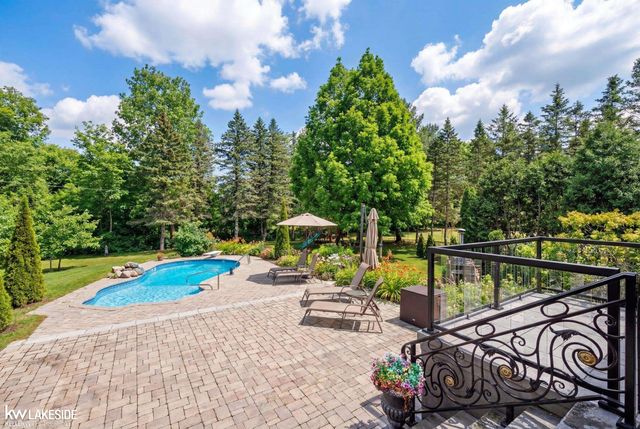 6120 Evanswood Street, Troy, MI 48085