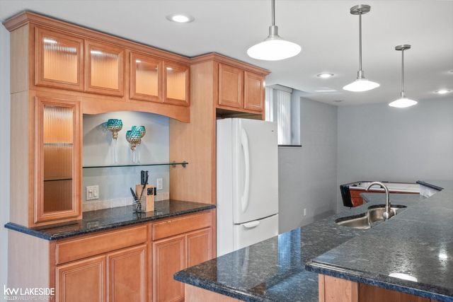 6120 Evanswood Street, Troy, MI 48085