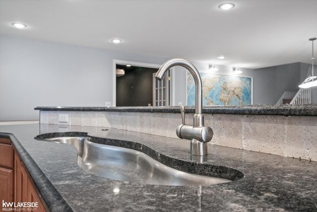 6120 Evanswood Street, Troy, MI 48085