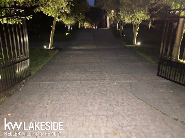 6120 Evanswood Street, Troy, MI 48085