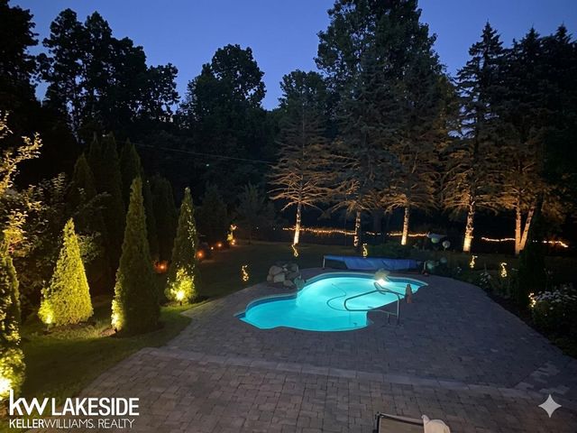 6120 Evanswood Street, Troy, MI 48085