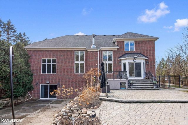 6120 Evanswood Street, Troy, MI 48085