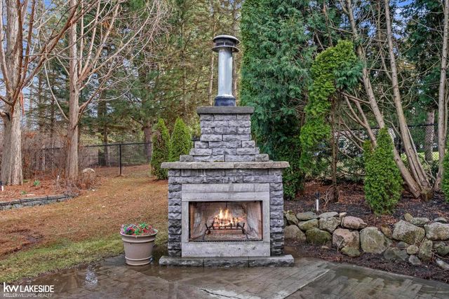 6120 Evanswood Street, Troy, MI 48085