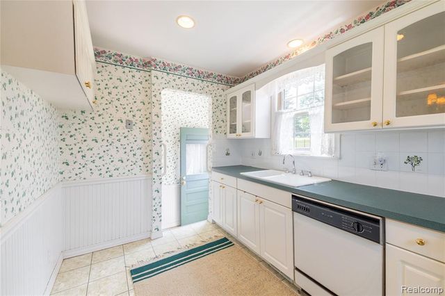 23211 Myrtle Street, Dearborn, MI 48128