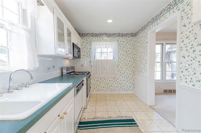 23211 Myrtle Street, Dearborn, MI 48128