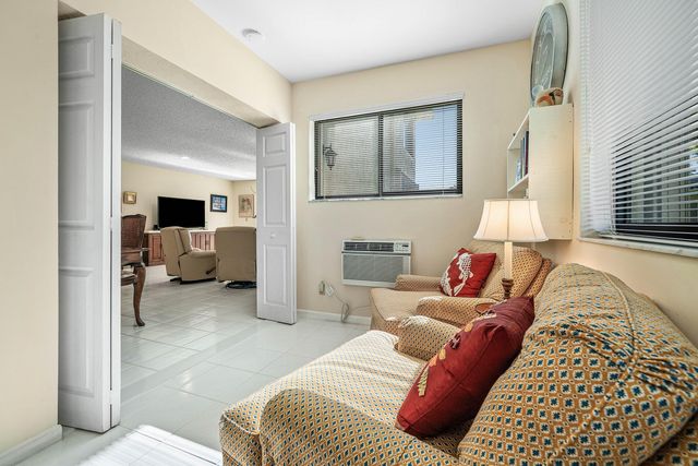 16 WESTGATE Lane 16C, Boynton Beach, FL 33436
