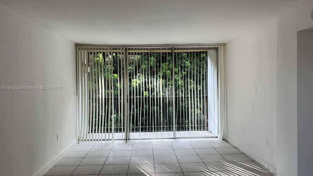 8860 Fontainebleau Blvd 403, Miami, FL 33172