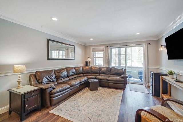 14 Glen Hollow Drive E2, Holtsville, NY 11742