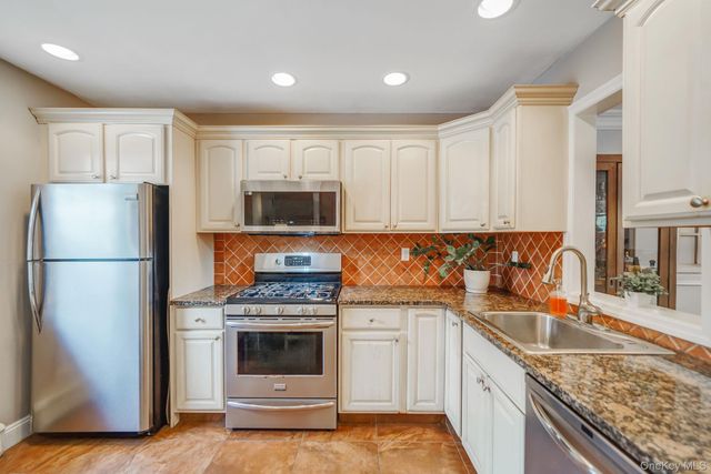 14 Glen Hollow Drive E2, Holtsville, NY 11742