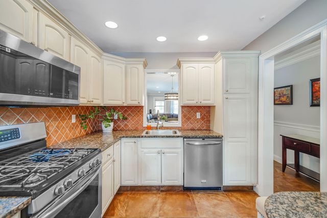 14 Glen Hollow Drive E2, Holtsville, NY 11742