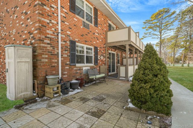 14 Glen Hollow Drive E2, Holtsville, NY 11742