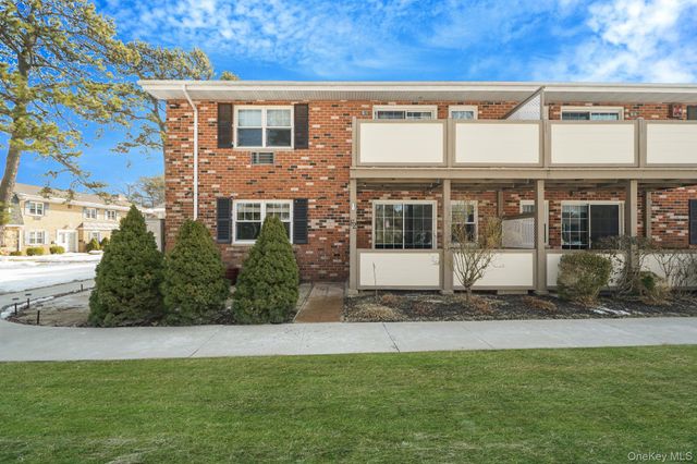 14 Glen Hollow Drive E2, Holtsville, NY 11742