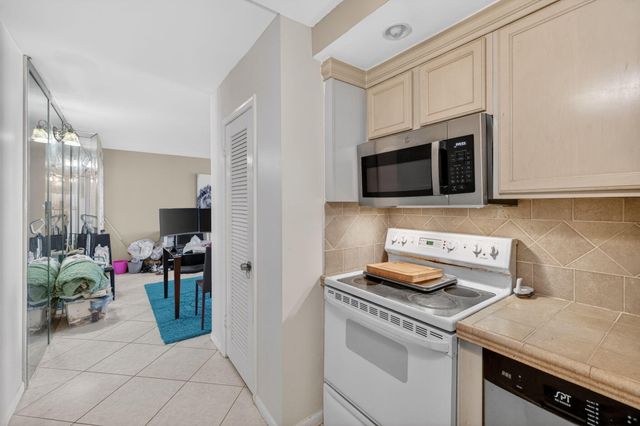 12 NE 19th Court 118a, Wilton Manors, FL 33305