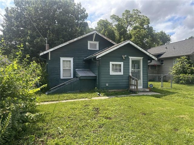 1303 S Maywood Avenue, Independence, MO 64052
